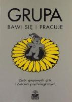  Grupa bawi się i pracuje